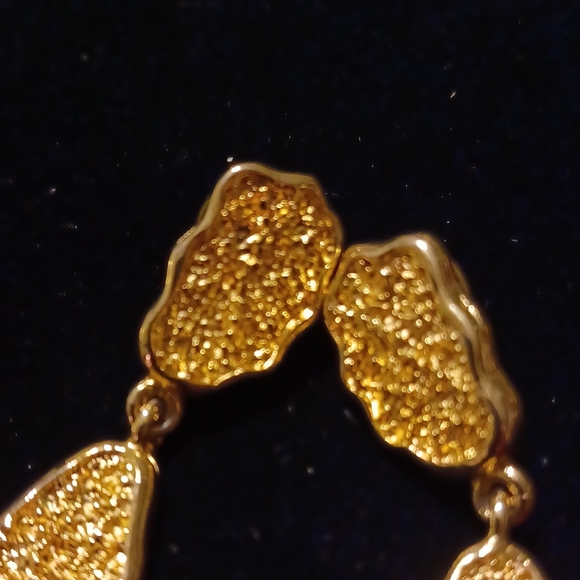 Textured goldtone earrings - Picture 2 of 4